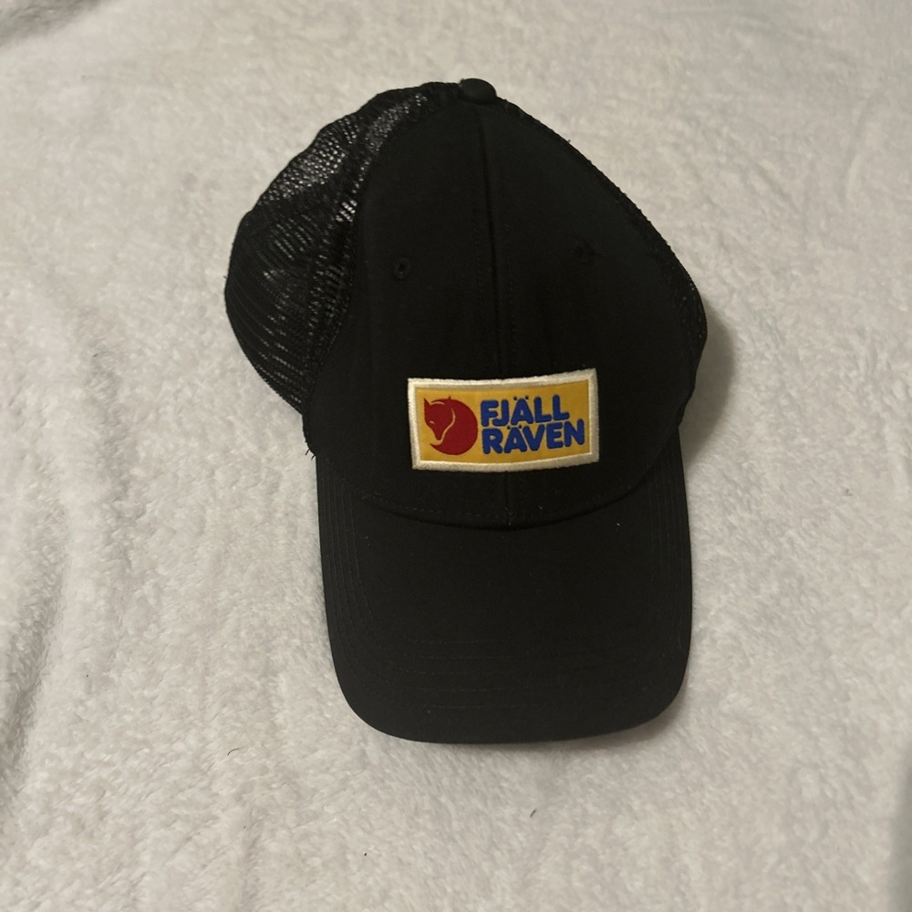 FJALLRAVEN SWEDEN 1960 Logo Black Snapback Trucker Mesh Baseball Hat Size‎ S/M